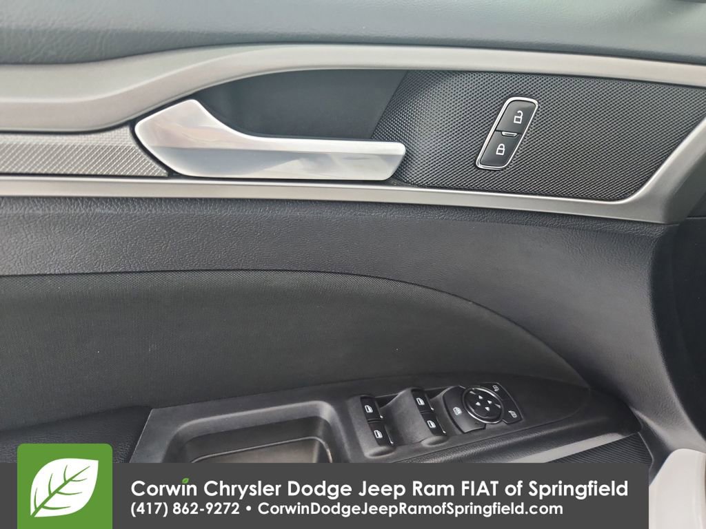 Used 2020 Ford Fusion SE FWD image 21