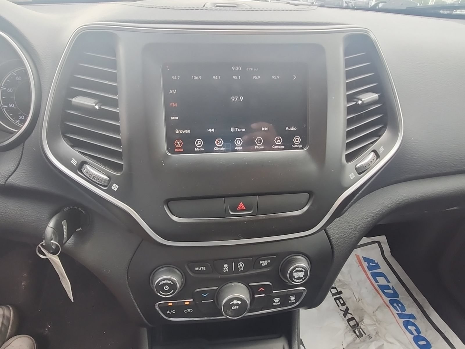 Used 2019 Jeep Cherokee Latitude w/ Popular Appearance Group AWD/4WD image 14