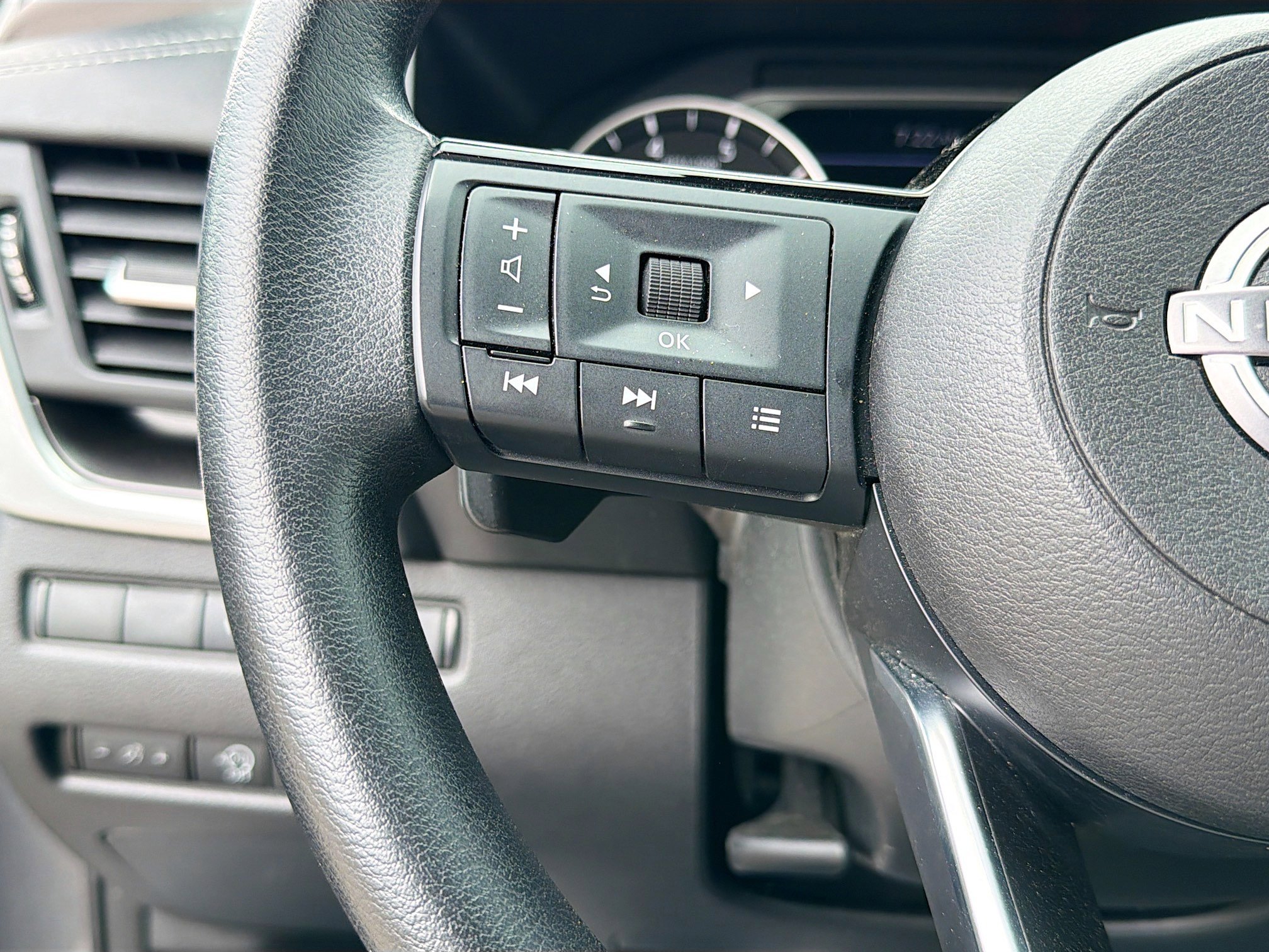 Used 2023 Nissan Rogue SV image 35