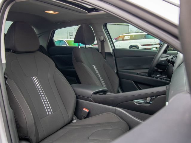 Used 2025 Hyundai Elantra SEL image 16