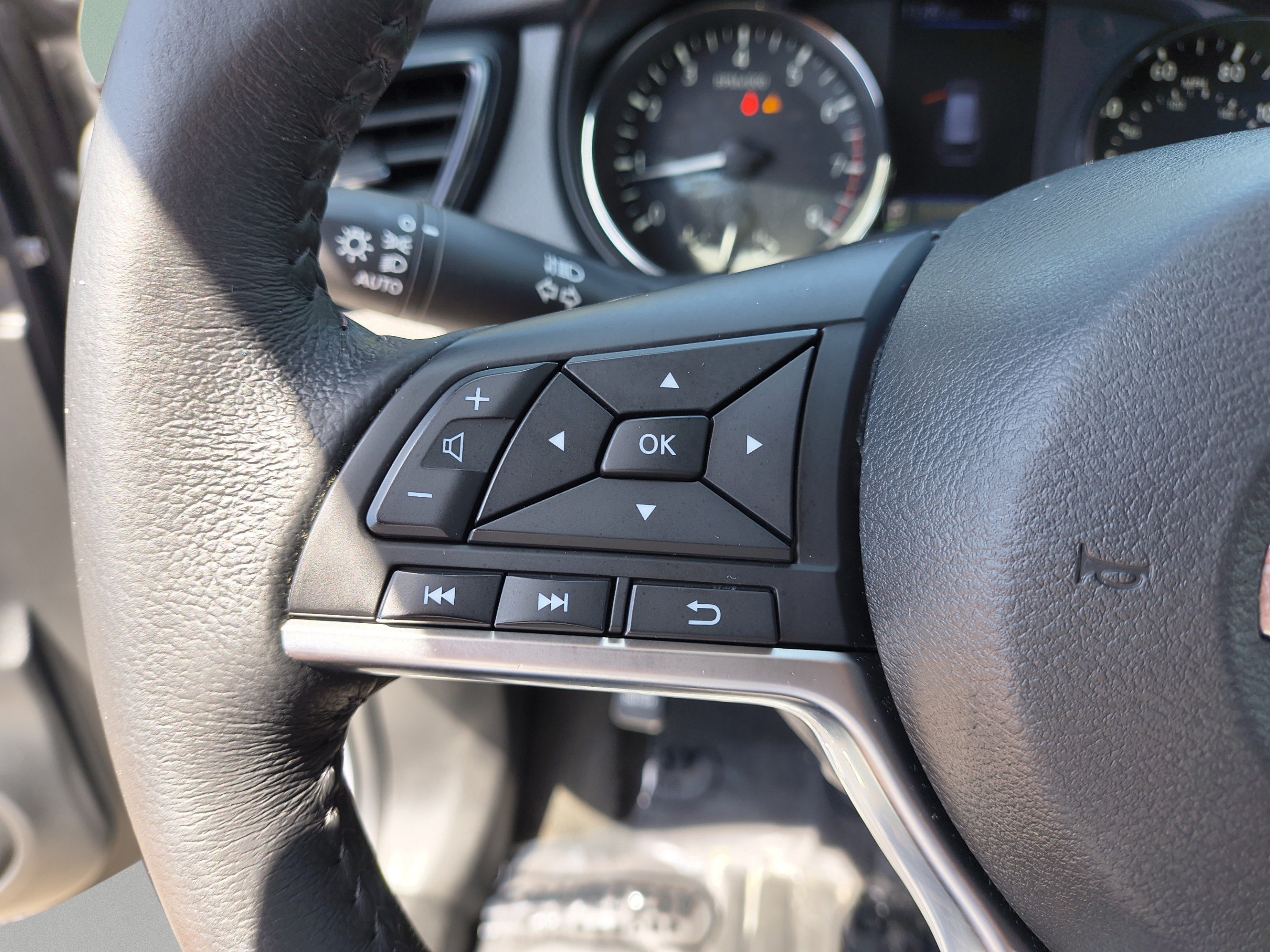 Used 2018 Nissan Rogue SV FWD image 28