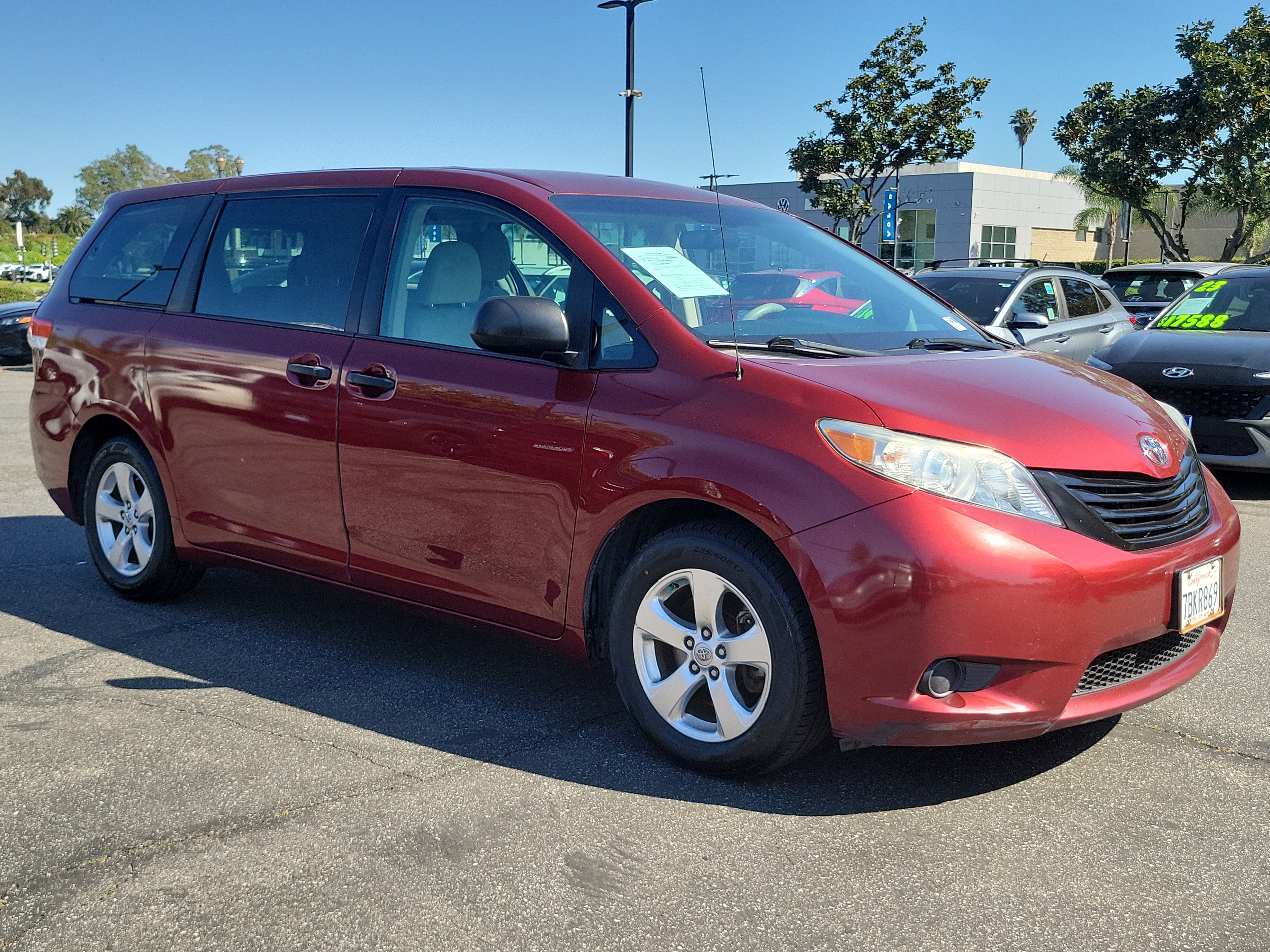 Used 2013 Toyota Sienna L w/ Towing Pkg image 6