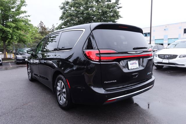Used 2022 Chrysler Pacifica Touring-L w/ Uconnect Theater Family Group FWD image 11