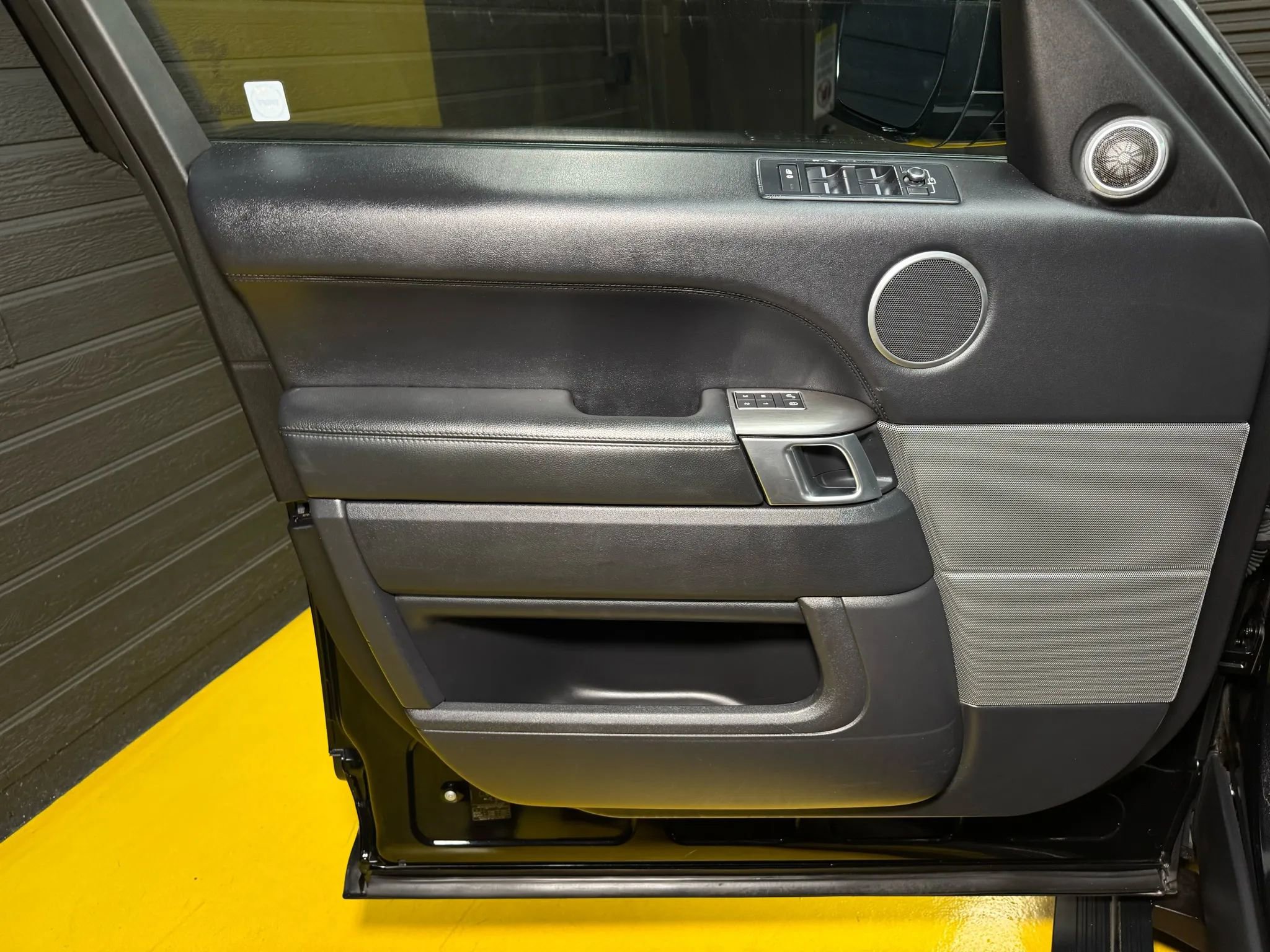 Used 2016 Land Rover Range Rover Sport SE image 36