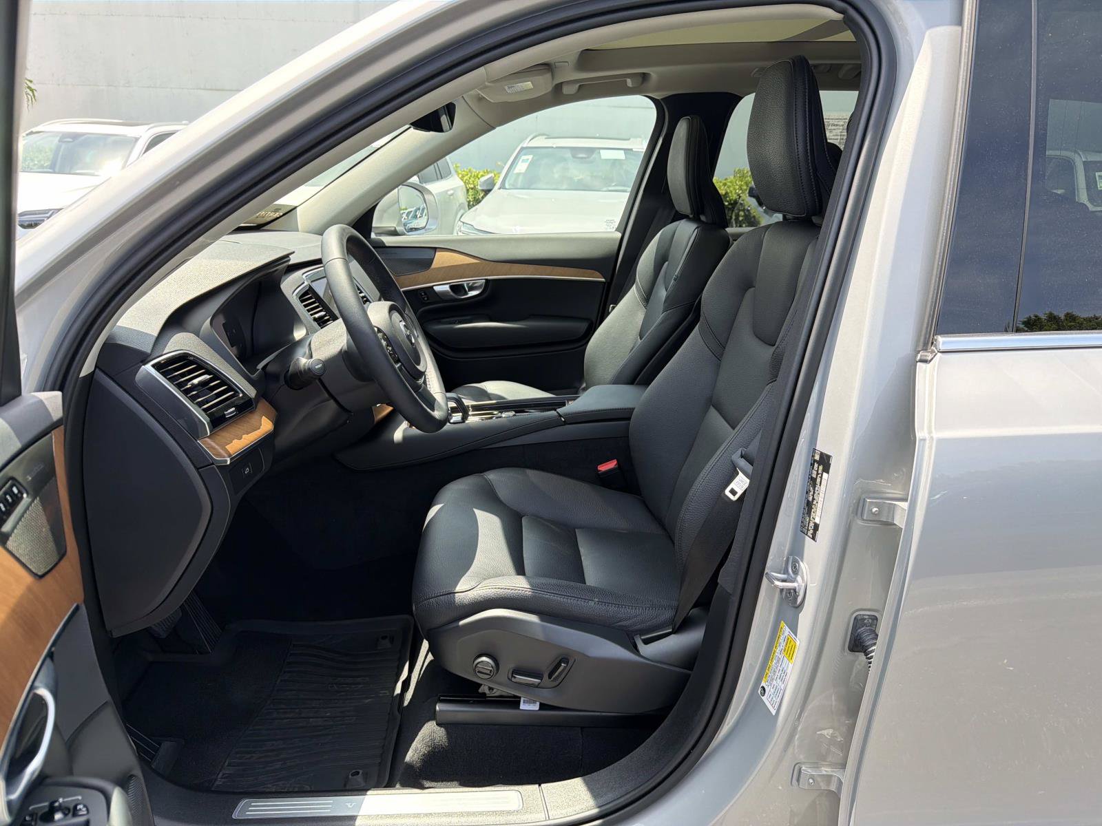 Certified 2024 Volvo XC90 B6 Plus AWD/4WD image 17