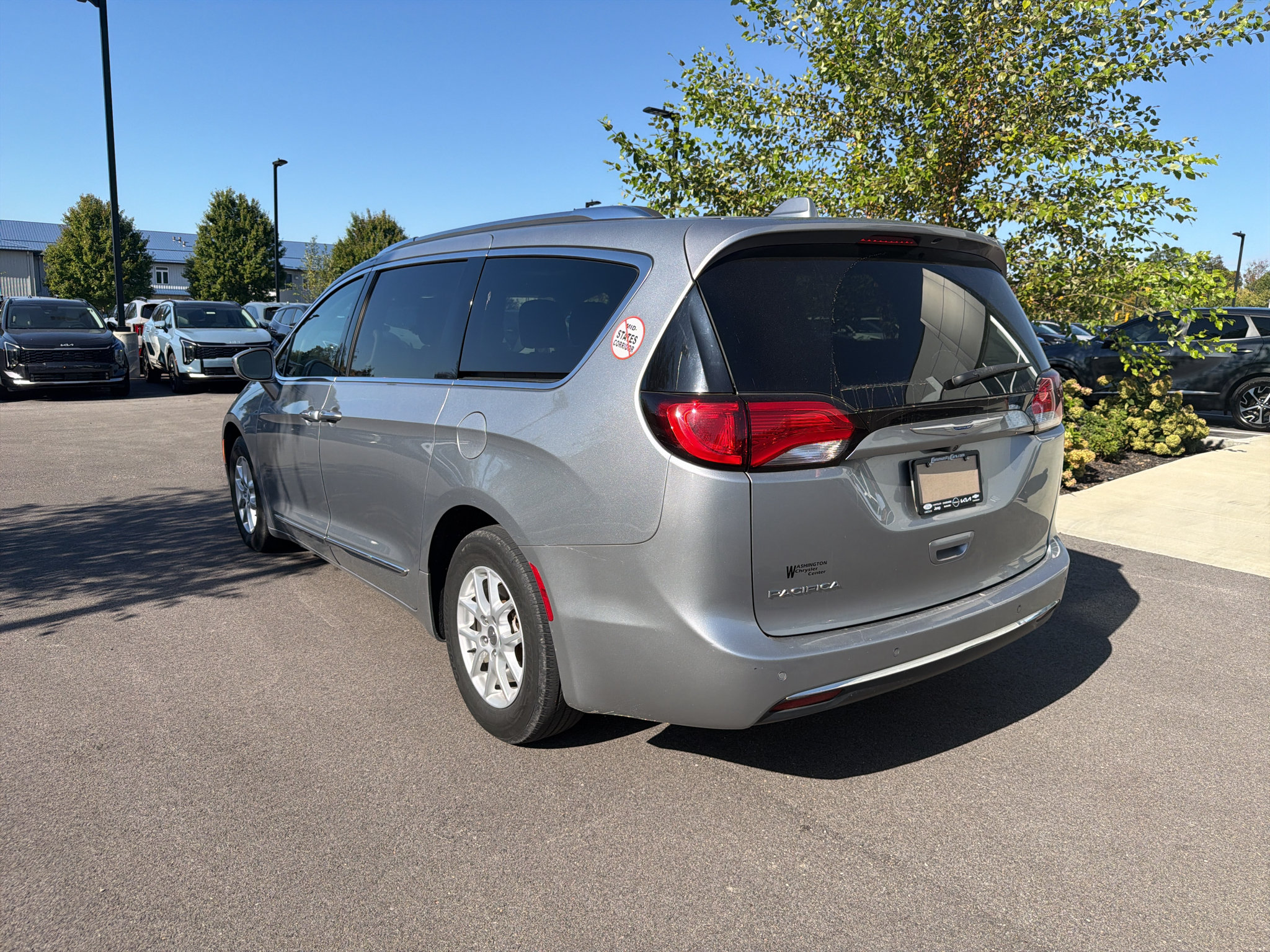 Used 2020 Chrysler Pacifica Touring-L FWD image 6
