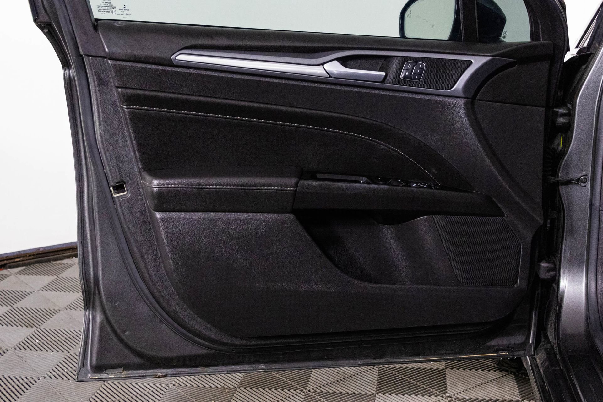 Used 2015 Ford Fusion Titanium image 33