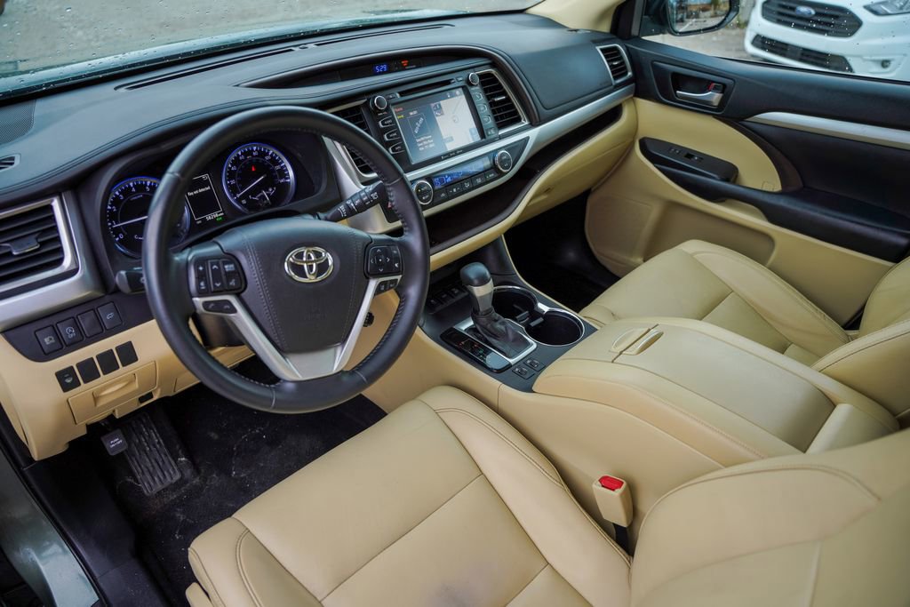 Used 2019 Toyota Highlander XLE w/ Carpet Mat Package (TMS) AWD/4WD image 12