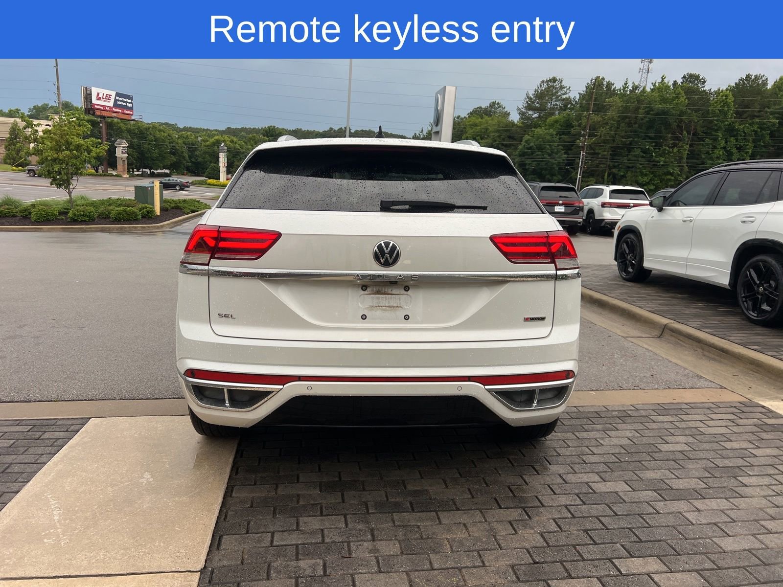 Certified 2022 Volkswagen Atlas Cross Sport SEL R-Line AWD/4WD image 7