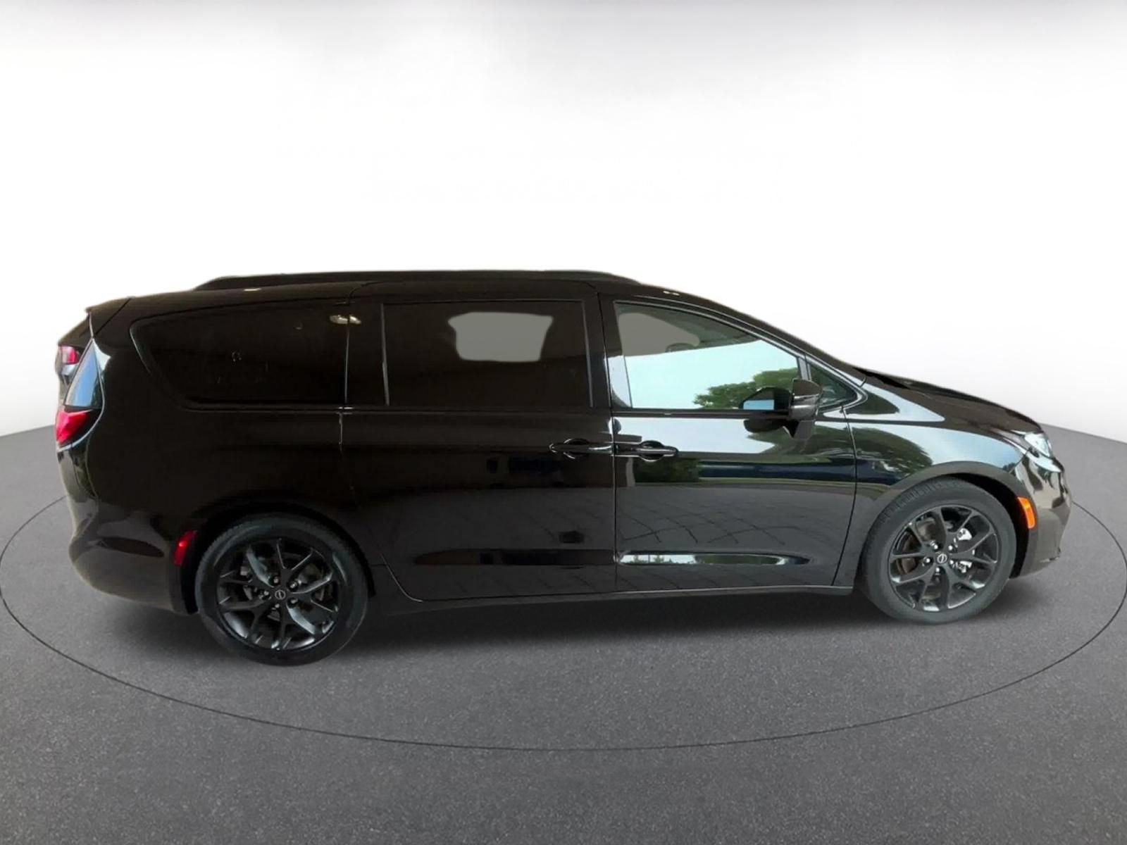 Used 2025 Chrysler Pacifica Limited FWD image 15