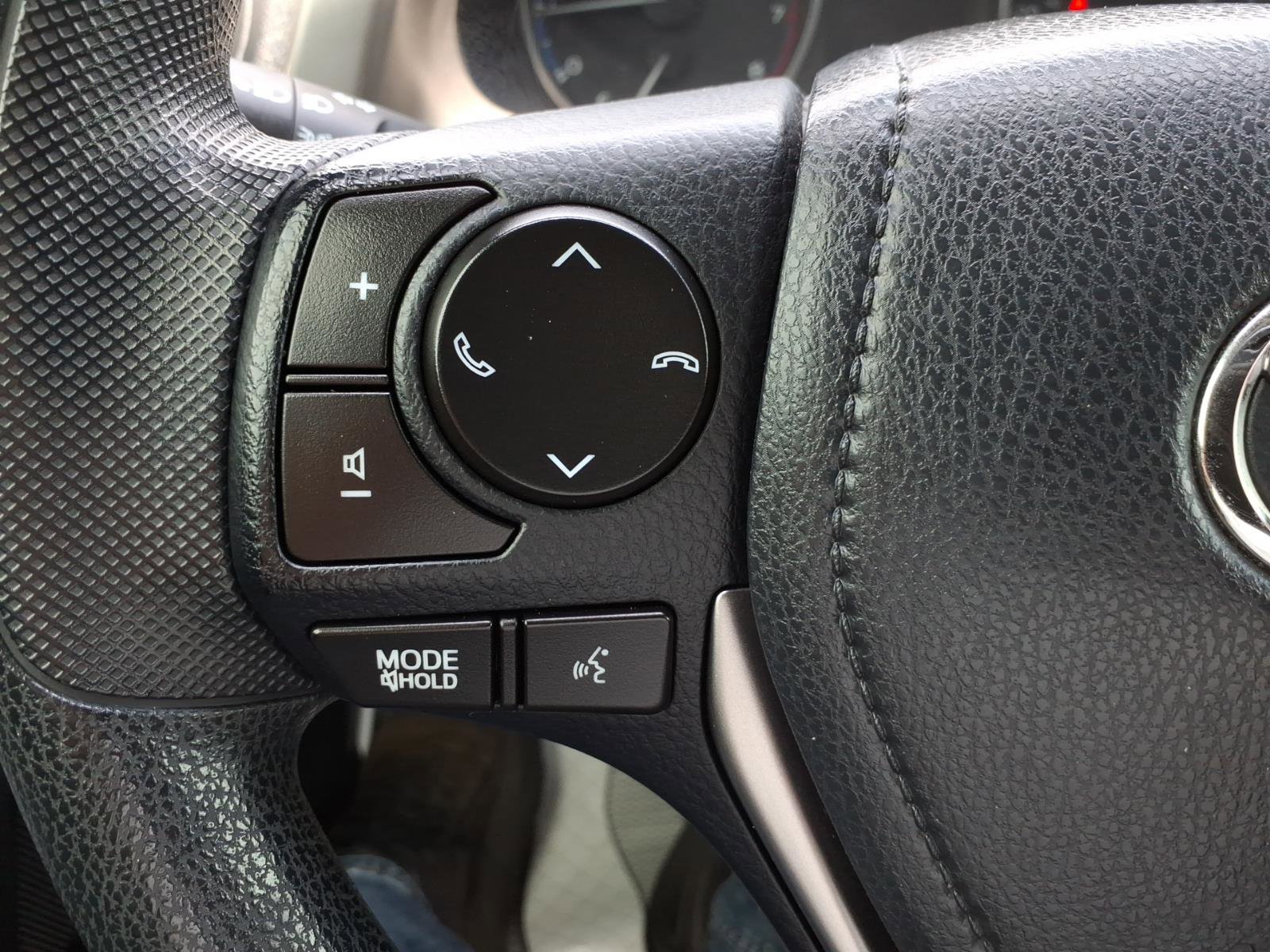 Used 2018 Toyota RAV4 LE FWD image 18