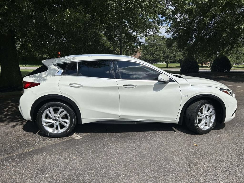 Used 2018 INFINITI QX30 Premium w/ Navigation Package FWD image 2