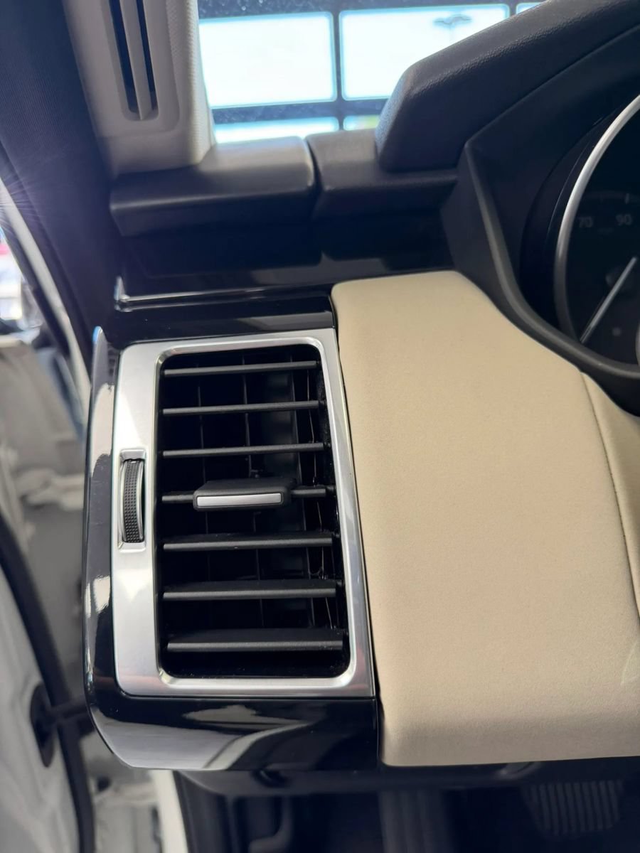 Used 2020 Land Rover Discovery SE AWD/4WD image 39