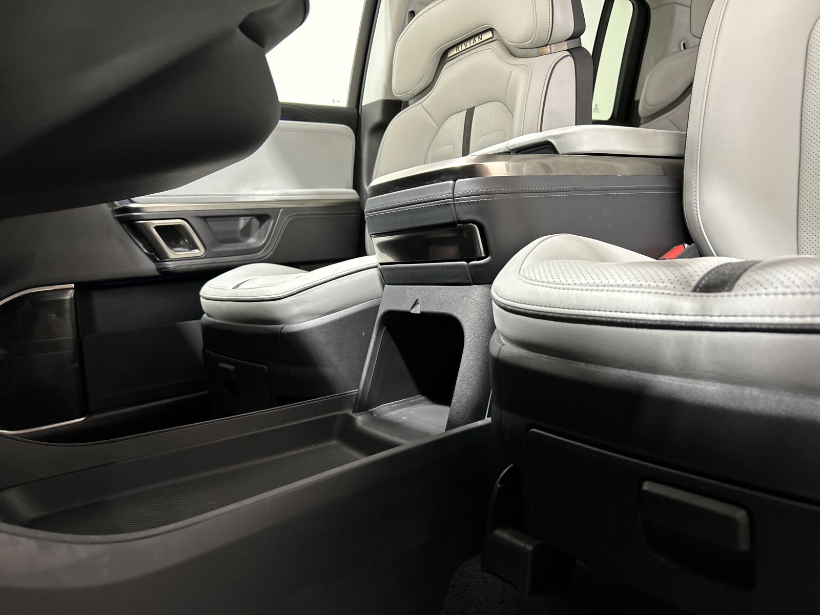 Used 2023 Rivian R1S Adventure AWD/4WD image 33