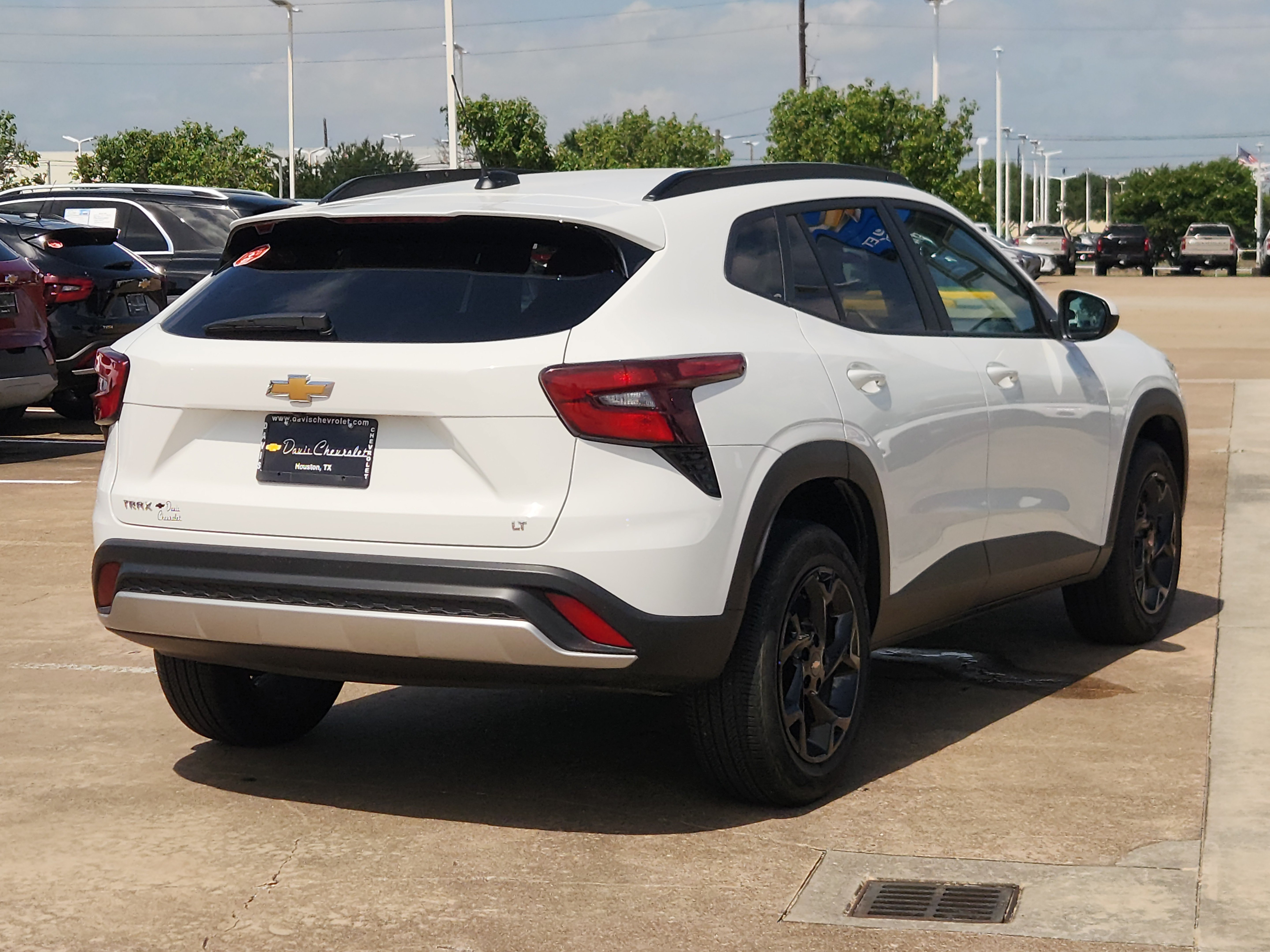 Used 2025 Chevrolet Trax LT FWD image 8