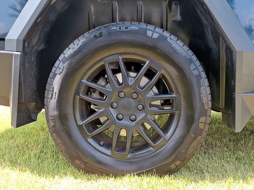 Used 2025 Tesla Cybertruck AWD Crew Cab image 8