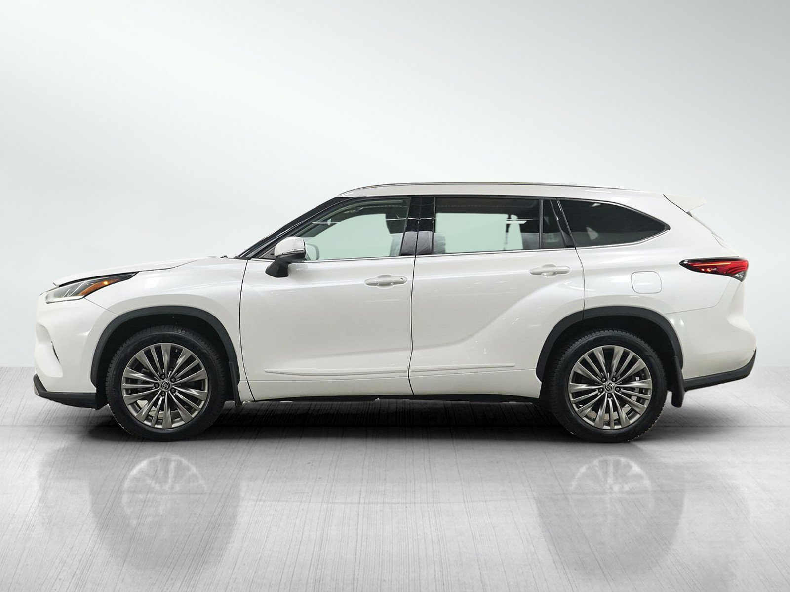 Used 2020 Toyota Highlander Platinum AWD/4WD image 2