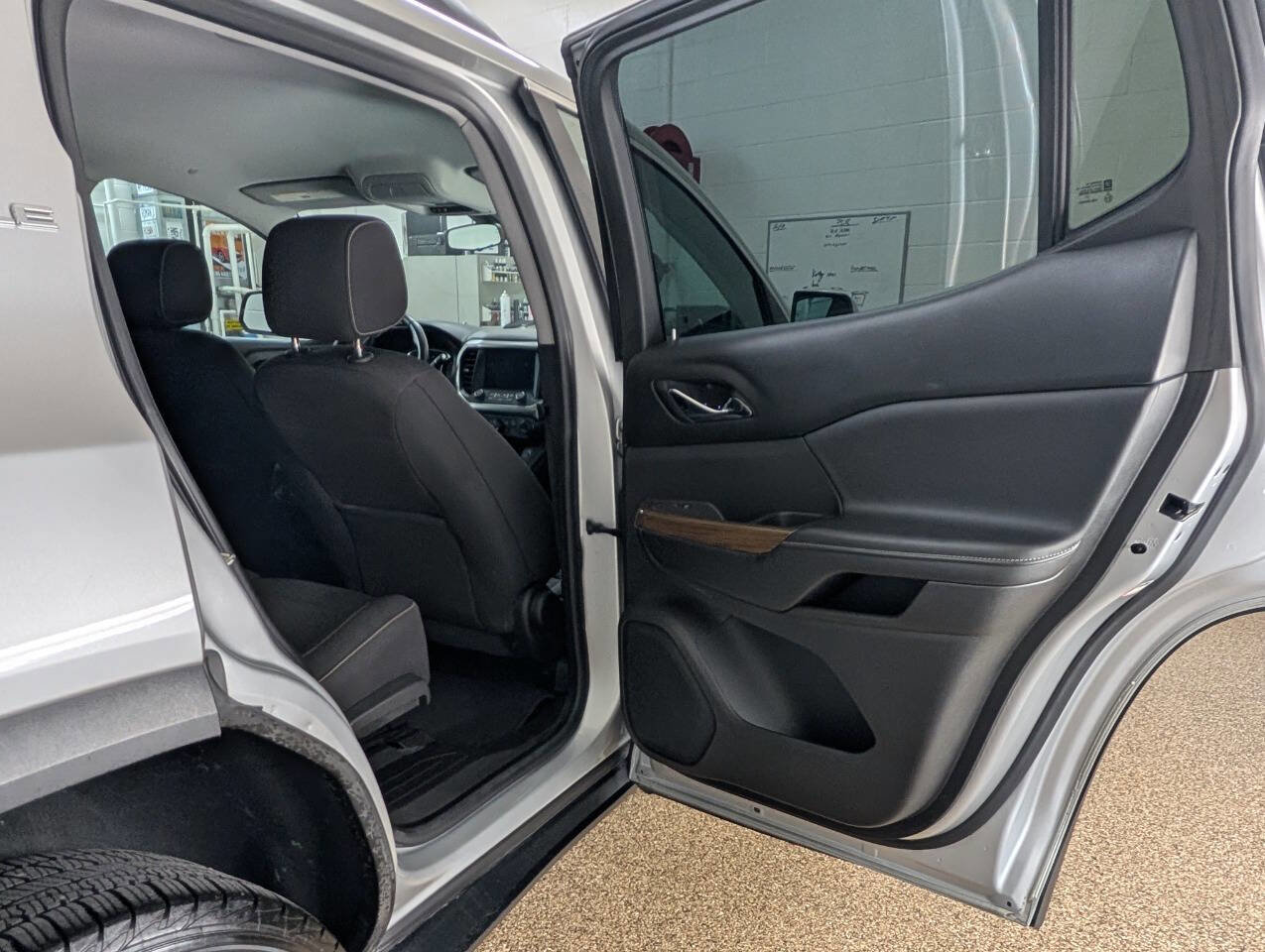Used 2018 GMC Acadia SLE AWD/4WD image 17