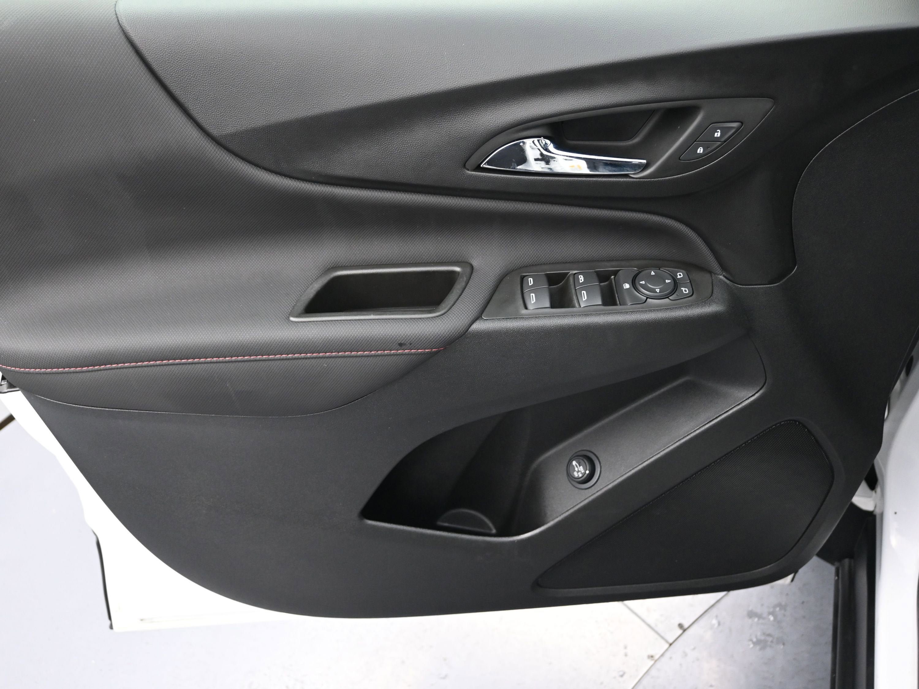 Used 2023 Chevrolet Equinox RS FWD image 22