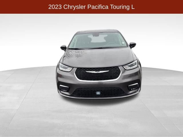 Used 2023 Chrysler Pacifica Touring-L image 2
