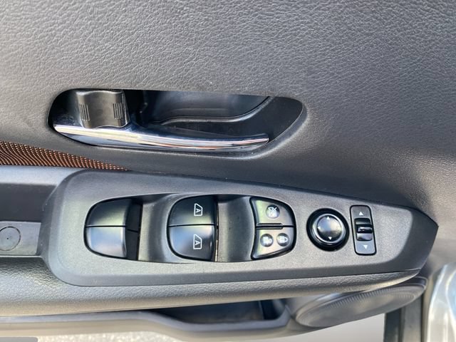Used 2021 Nissan Kicks SR w/ Interior Electronics Package FWD image 17