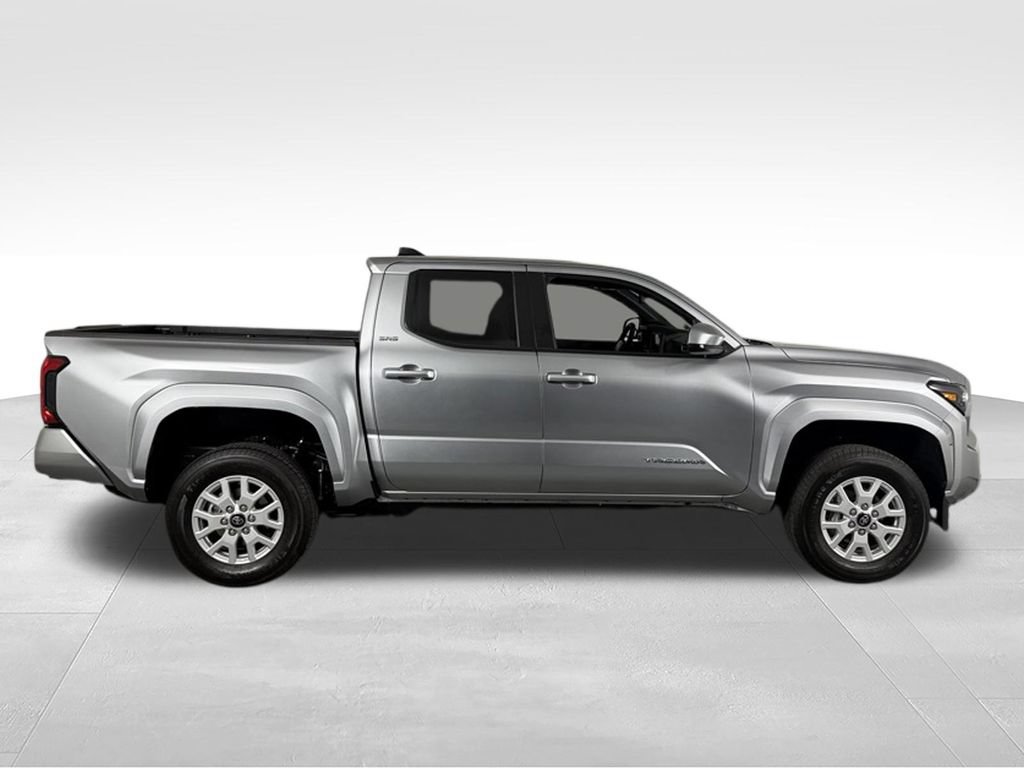 Used 2025 Toyota Tacoma SR5 AWD/4WD image 4