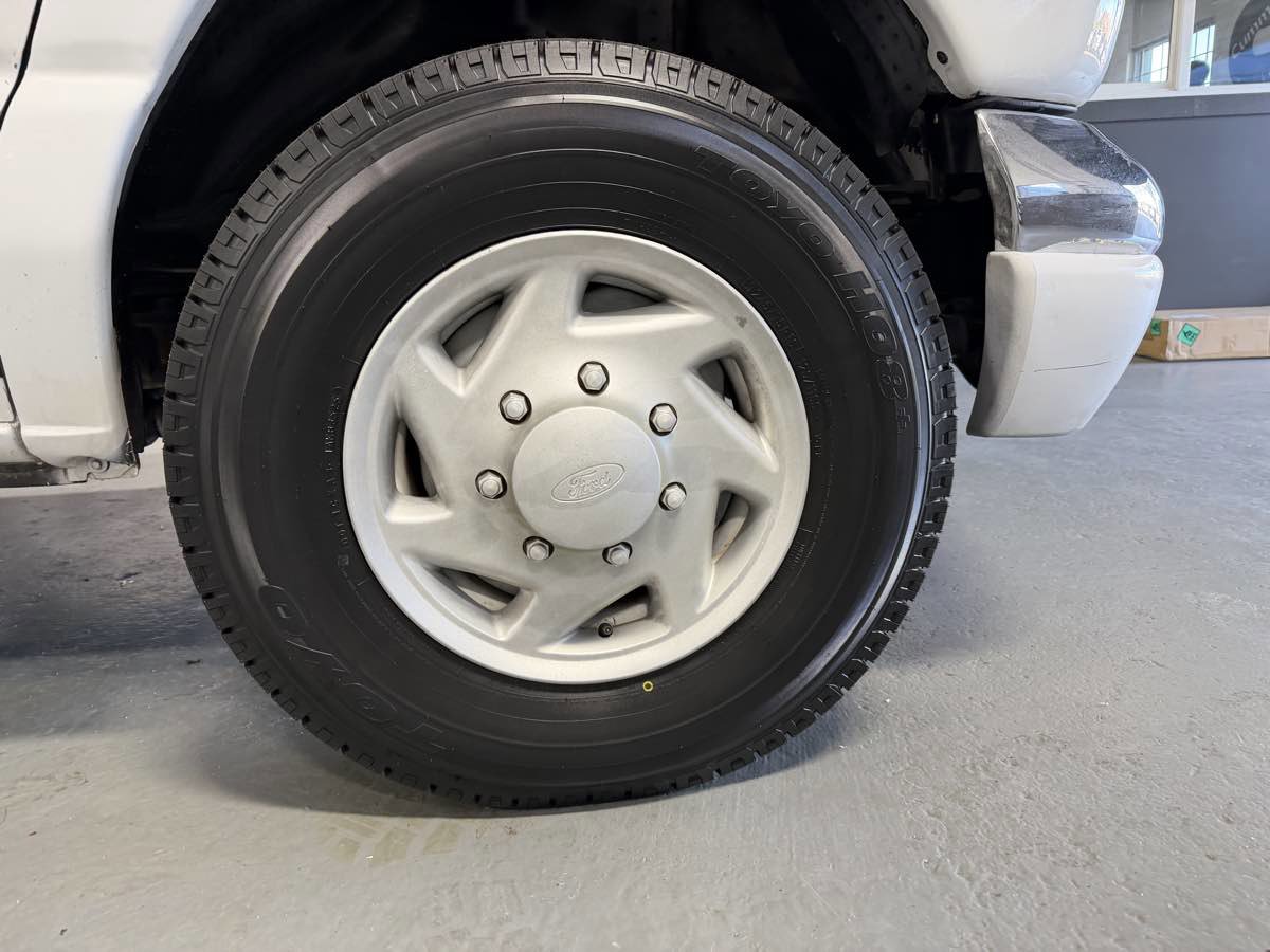 Used 2005 Ford E-350 and Econoline 350 Extended Super Duty image 2