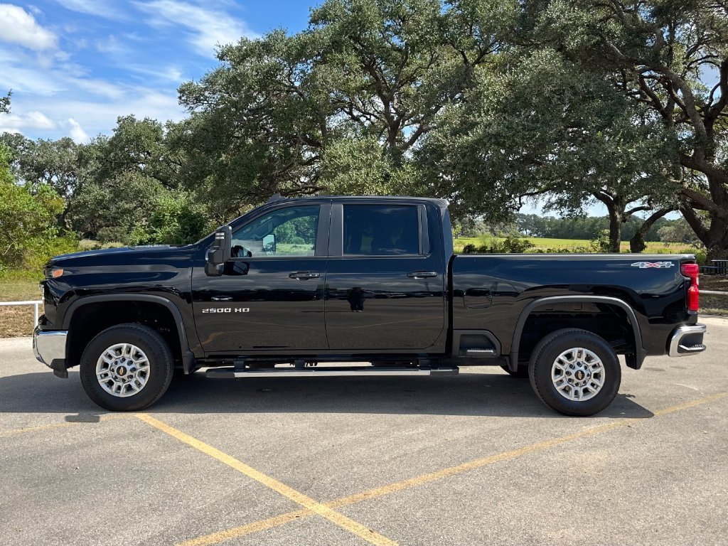 Used 2025 Chevrolet Silverado 2500 LT w/ Convenience Package AWD/4WD image 8