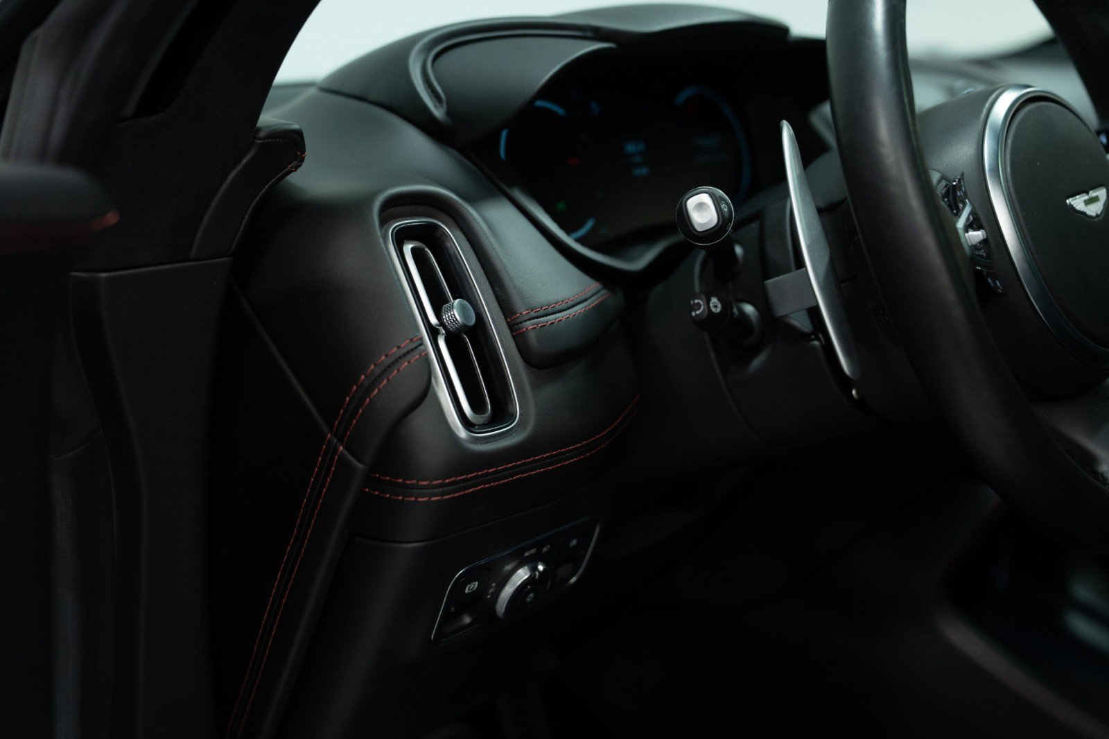 Used 2021 Aston Martin DBX image 24
