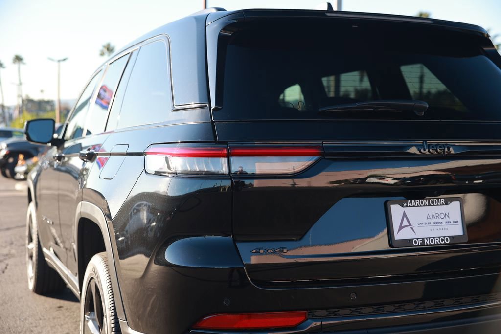 New 2025 Jeep Grand Cherokee Altitude image 9