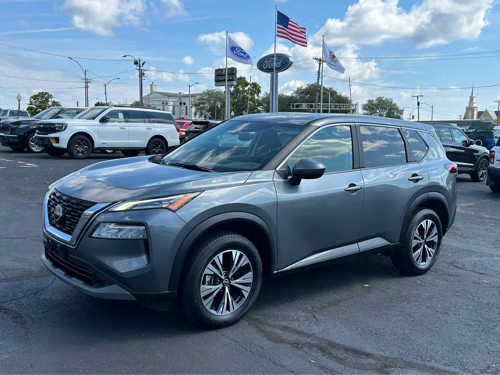 Used 2023 Nissan Rogue SV image 2