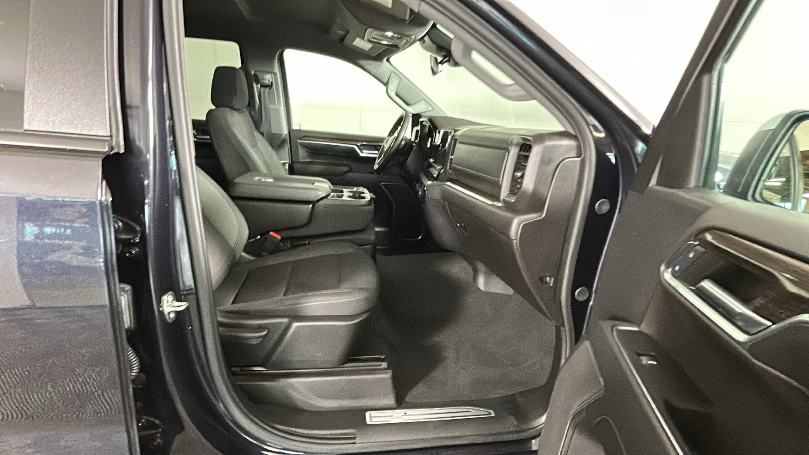 Used 2024 Chevrolet Silverado 1500 LT AWD/4WD image 37