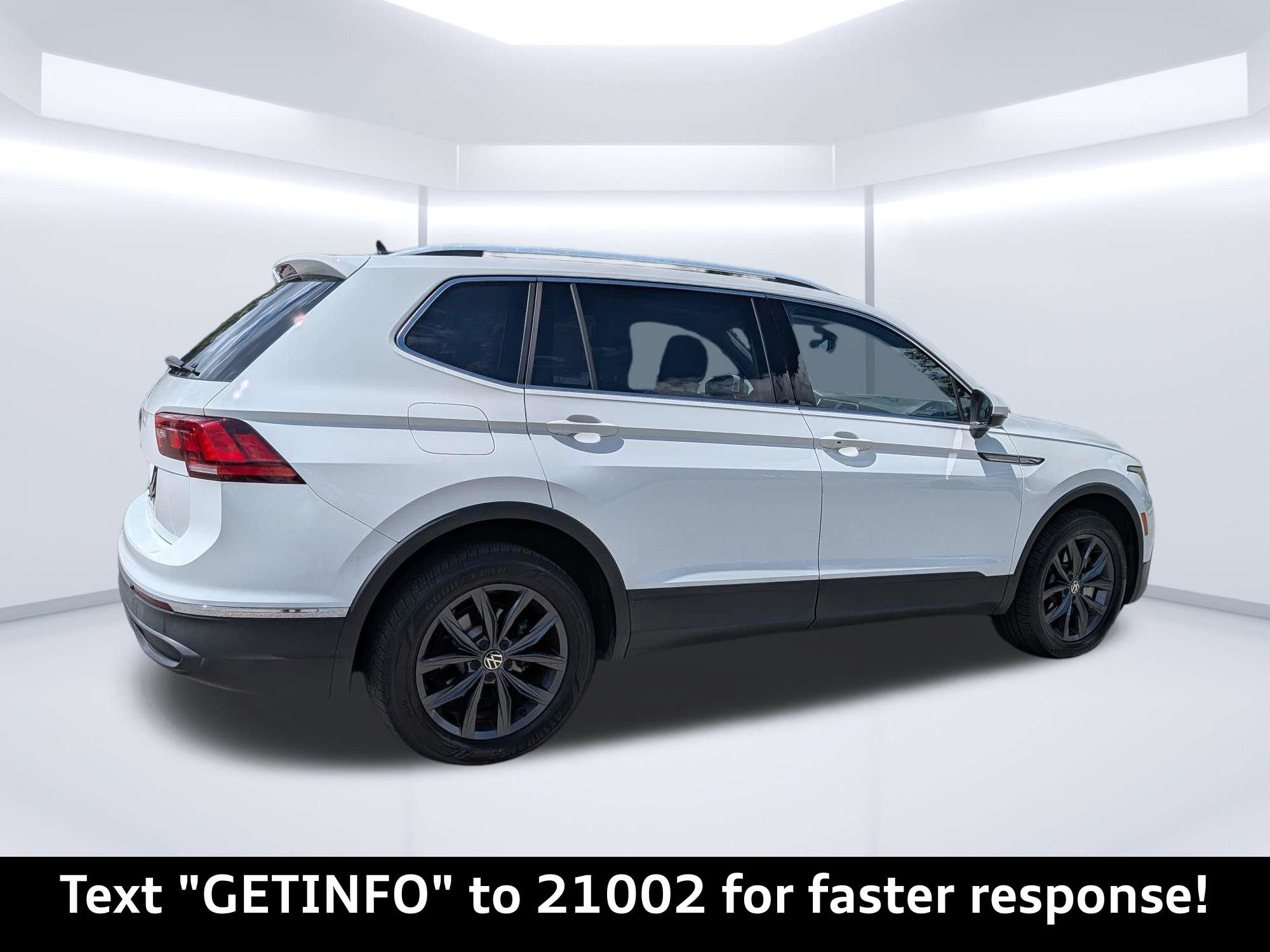 Used 2022 Volkswagen Tiguan SE w/ Panoramic Sunroof Package FWD image 3