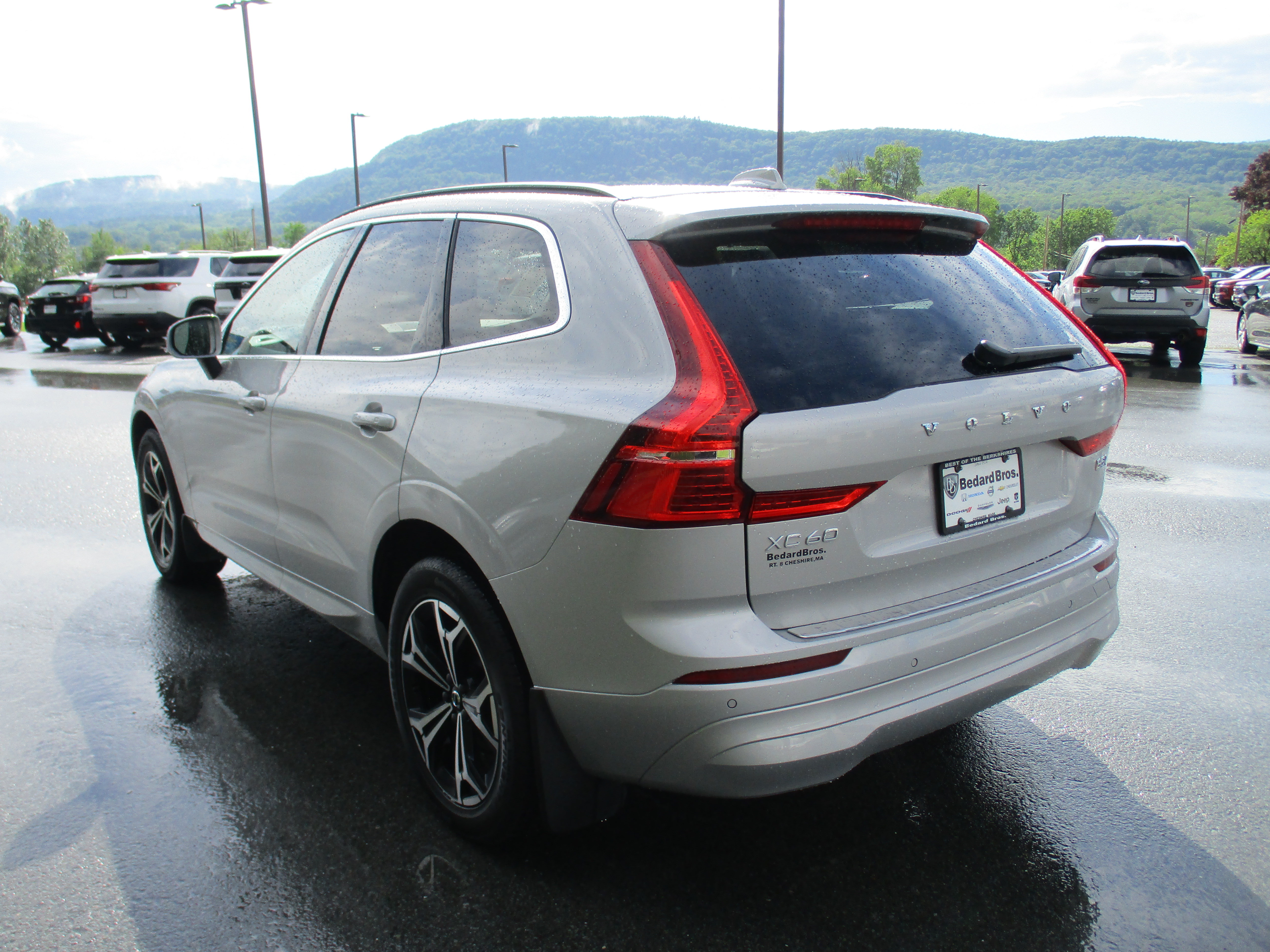 Certified 2022 Volvo XC60 B5 Momentum w/ Climate Package AWD/4WD image 7