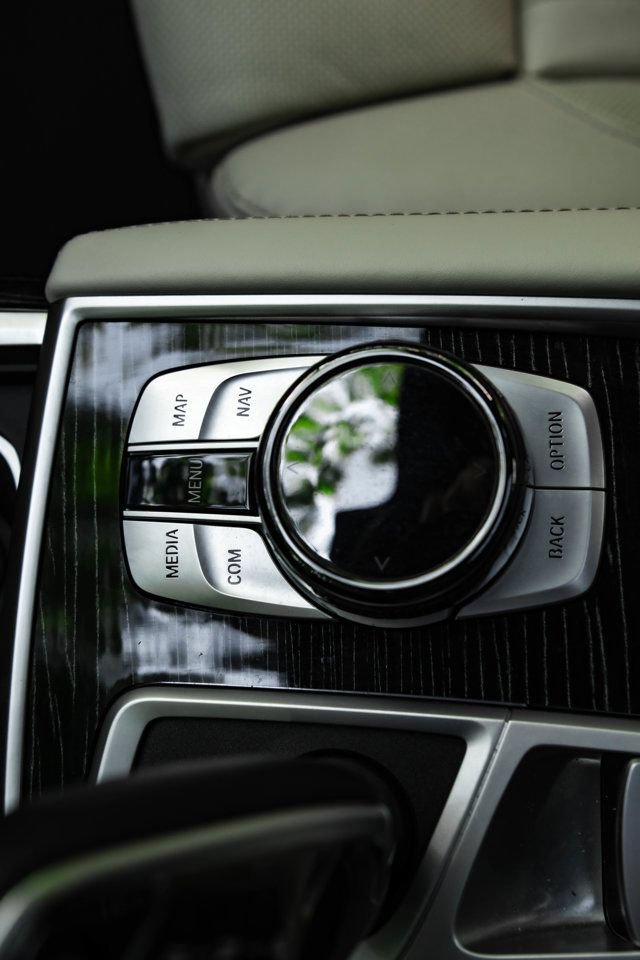 Used 2022 BMW 750i xDrive w/ Autobahn Package AWD/4WD image 45