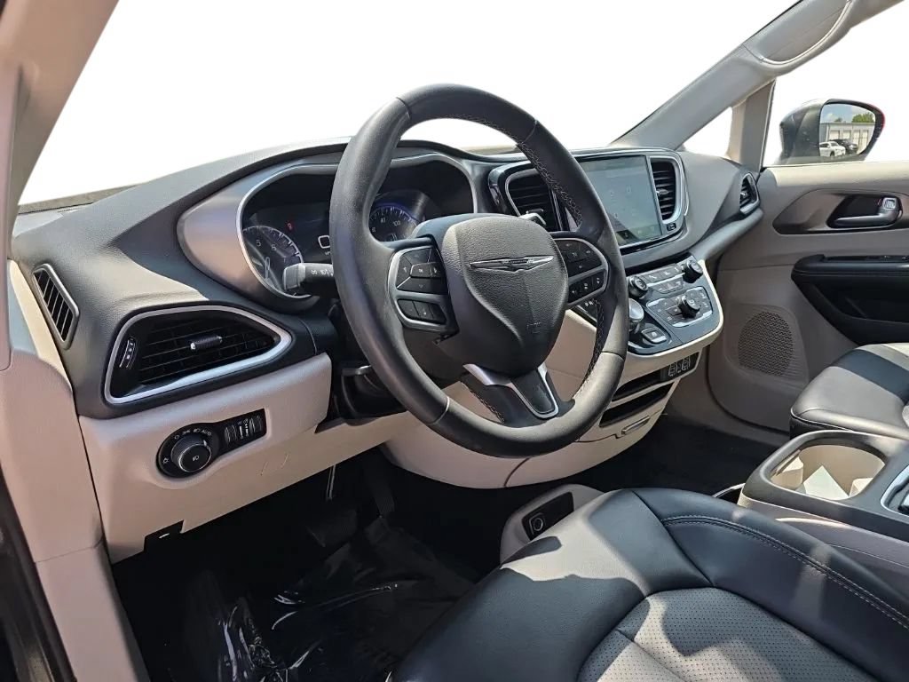 Used 2023 Chrysler Pacifica Touring-L FWD image 14