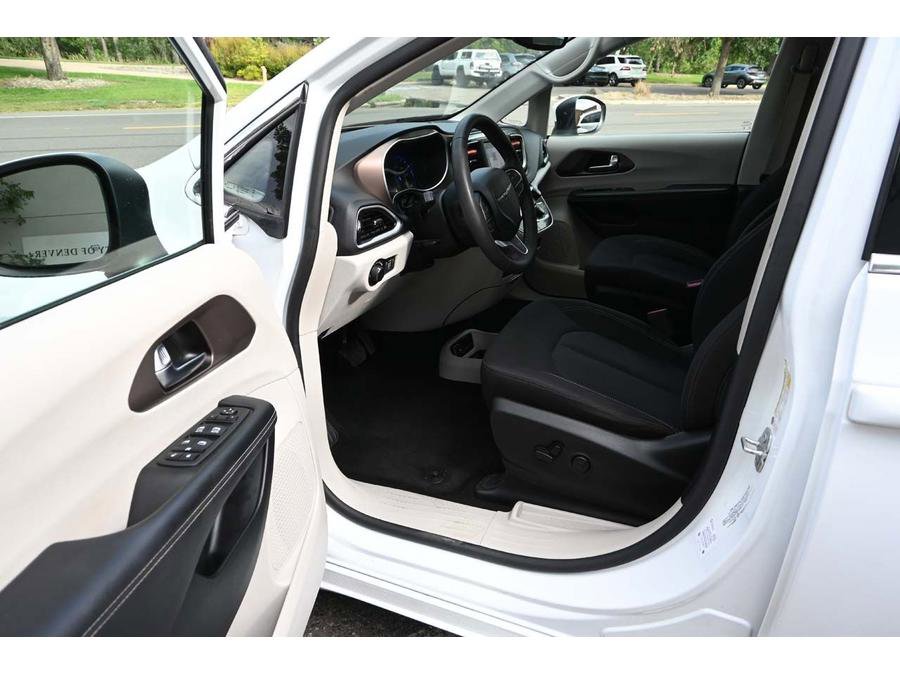 Used 2023 Chrysler Voyager LX image 13