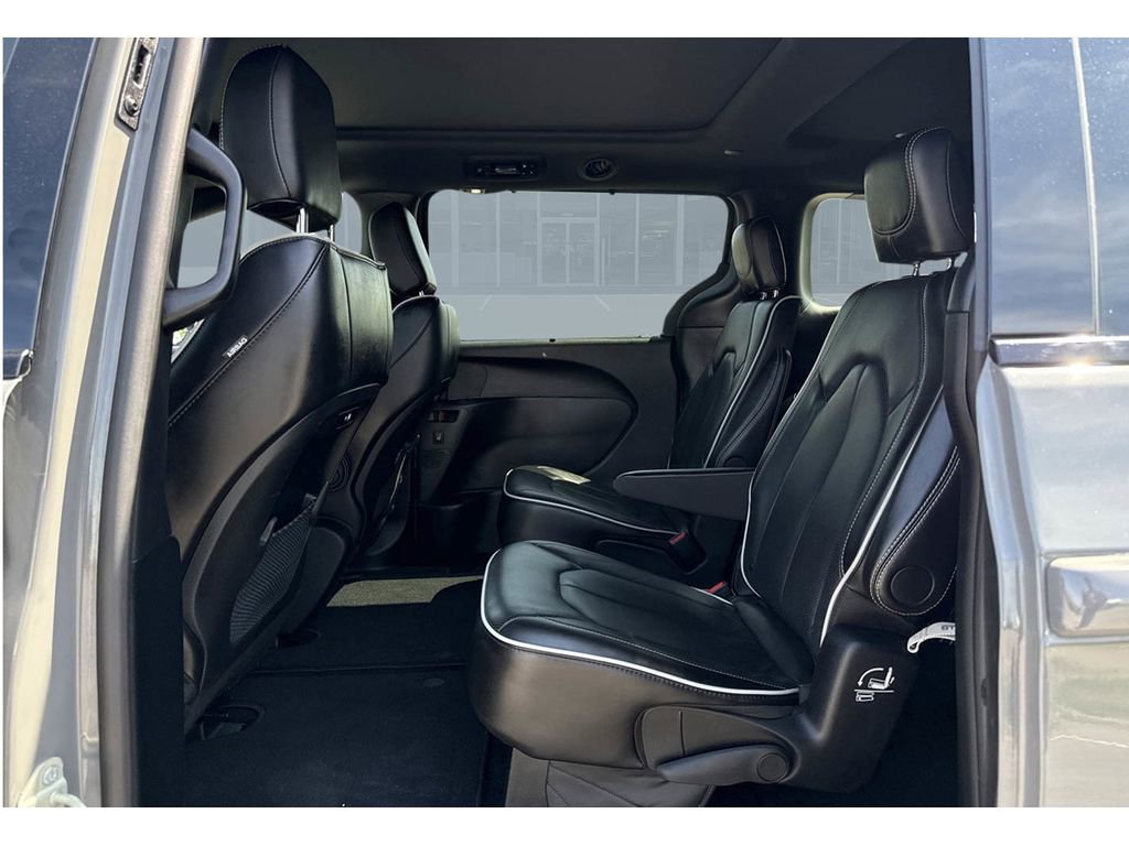 Used 2025 Chrysler Pacifica Limited image 35