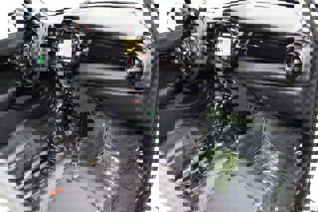 Used 2015 MINI Cooper 4-Door Hardtop image 19