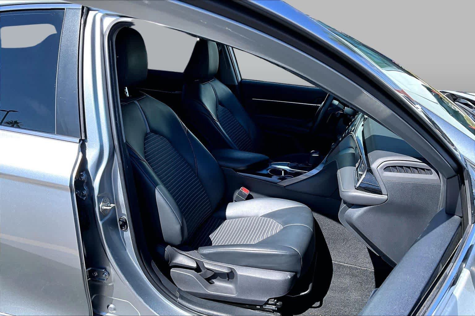 Used 2020 Toyota Camry SE w/ Convenience Package FWD image 8
