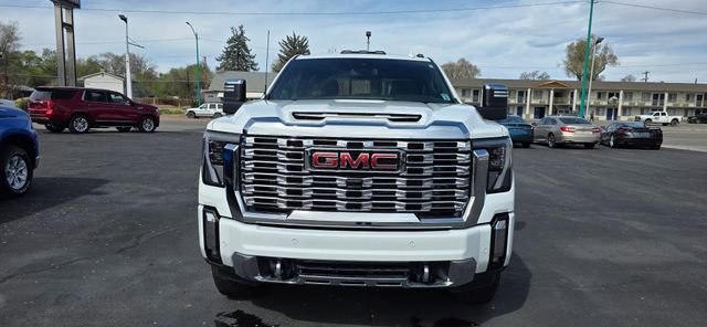 Used 2025 GMC Sierra 3500 Denali image 2