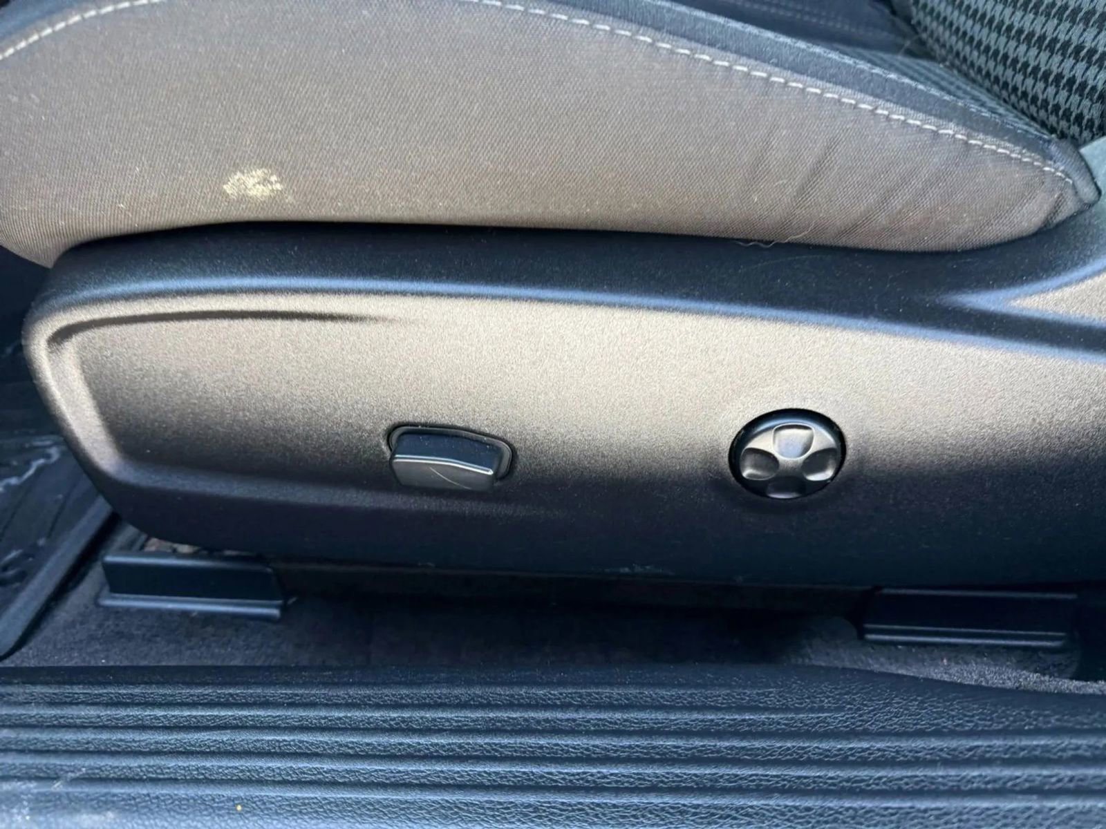 Used 2016 Dodge Challenger SXT image 21