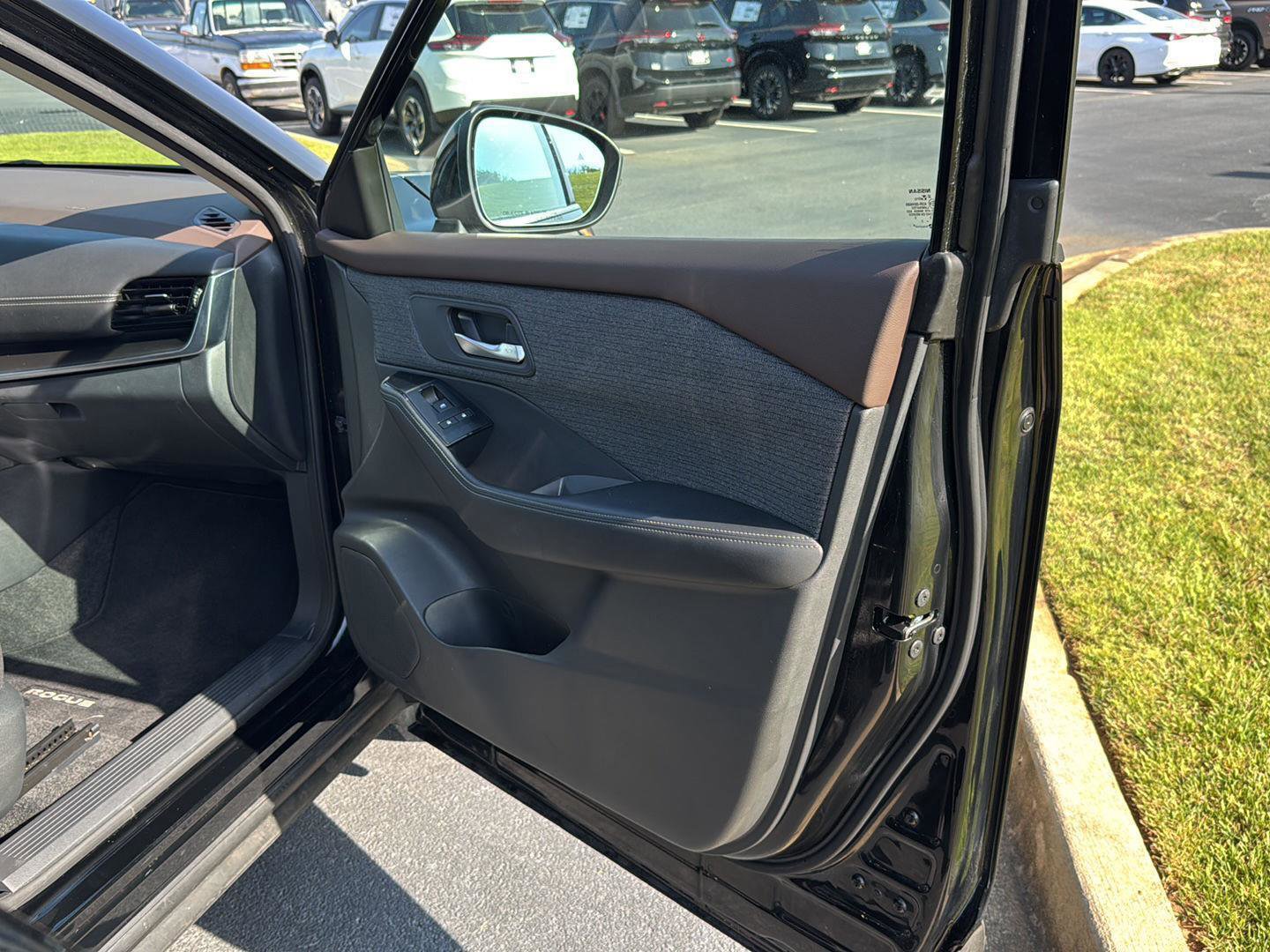 Used 2022 Nissan Rogue SV image 12