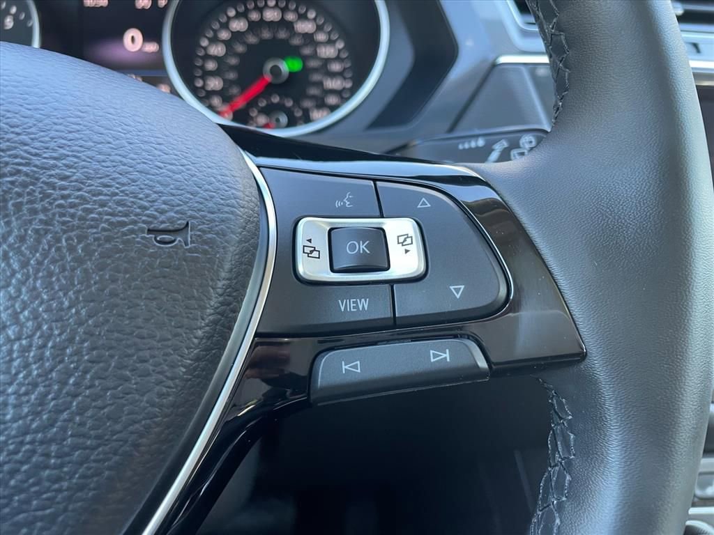 Used 2020 Volkswagen Tiguan SE w/ Panoramic Sunroof Package image 8
