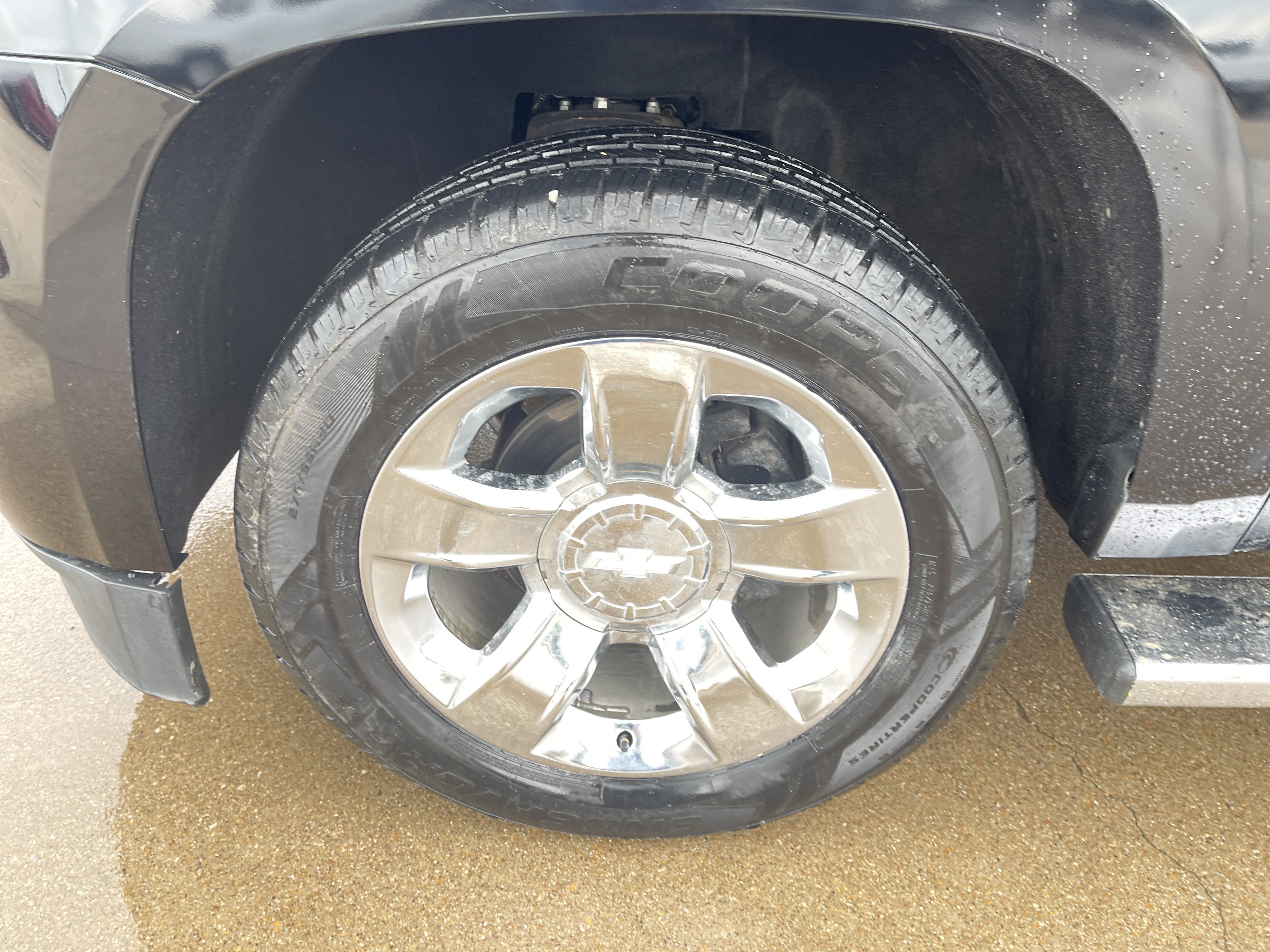 Used 2019 Chevrolet Suburban LT w/ LT Signature Package RWD image 11