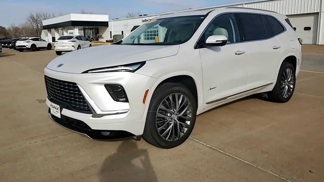 Used 2025 Buick Enclave Avenir image 4