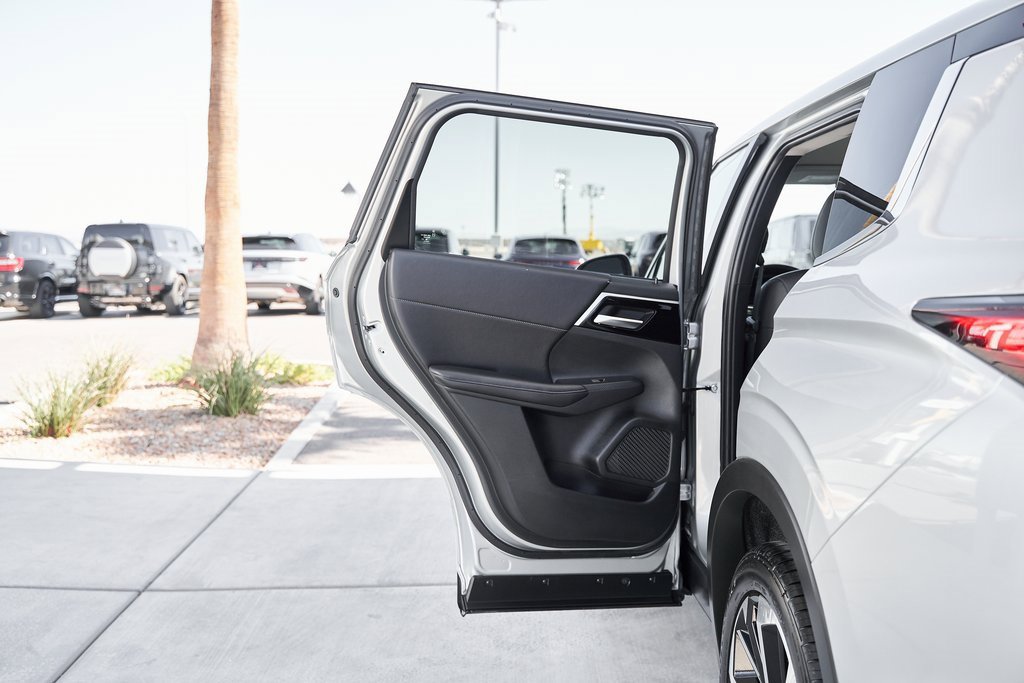 Used 2024 Mitsubishi Outlander SE image 15