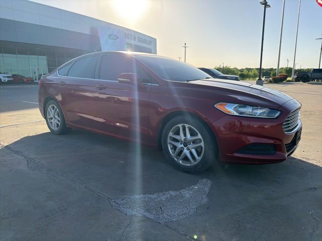 Used 2016 Ford Fusion SE FWD image 2