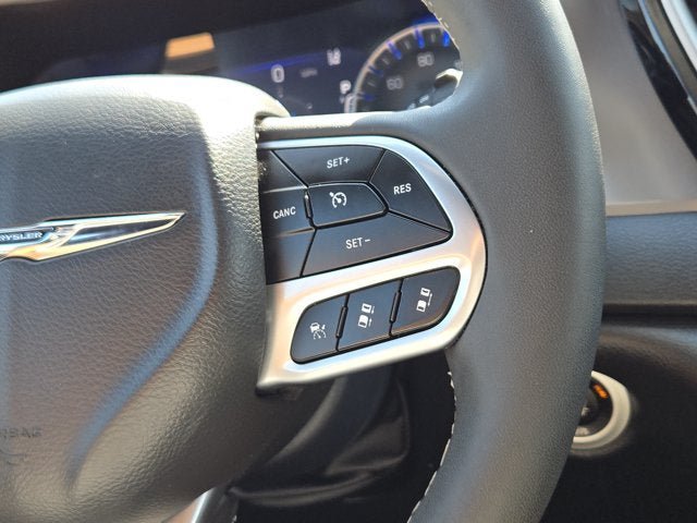 Used 2025 Chrysler Pacifica Select FWD image 31