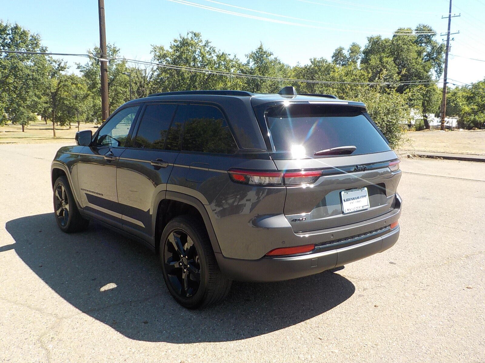 Used 2024 Jeep Grand Cherokee Altitude AWD/4WD image 4